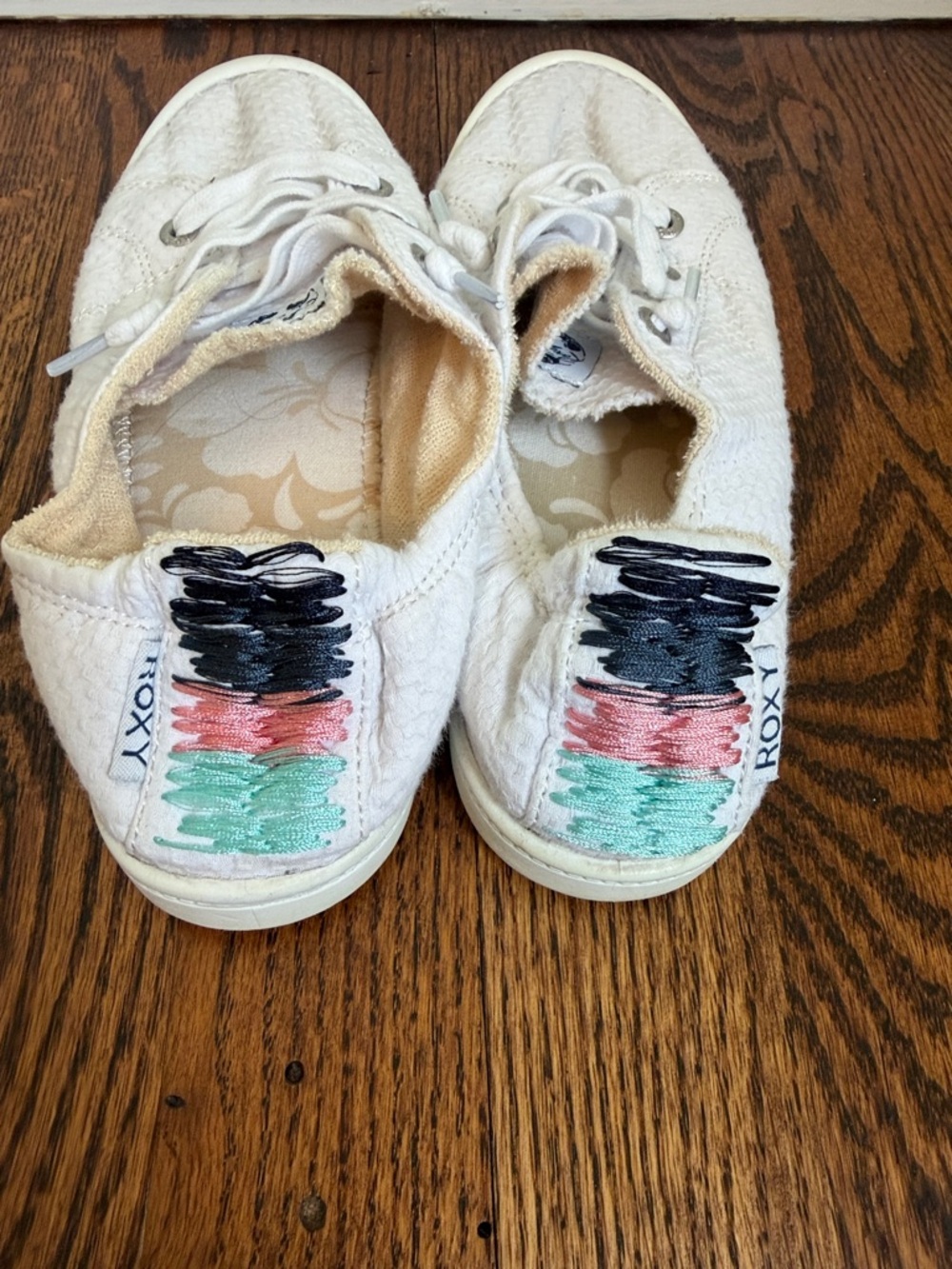 Roxy Women’s Size 8 White Canvas Sneakers with Pink & Teal Accent - Picture 8 of 9
